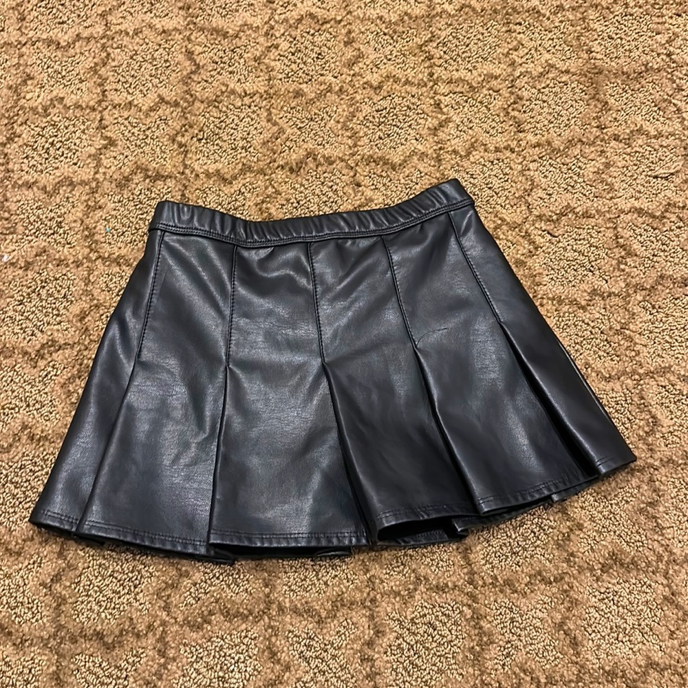 Abercrombie Kids Pleated Pleather Leather Skirt Girls Size 5 / 6 Black